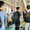 La ligne ferroviaire urbaine Nhôn - gare de Hanoï séduit des jeunes passagers dès les premiers jours de sa mise en service. Photo: VNA