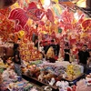 L'ambiance animée et colorée de la rue Hang Ma à l'approche de la Fête de la mi-automne