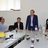 L'ambassadeur du Vietnam en Belgique Nguyen Van Thao à la rencontre avec des experts belges. Photo: VNA