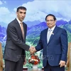 Le Premier ministre Pham Minh Chinh (droite) et le ministre d'État au commerce extérieur des Émirats arabes unis (EAU), Thani bin Ahmed Al Zeyoudi. Photo: VNA