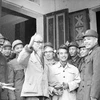 Le Président Hô Chi Minh rend visite aux troupes de défense aérienne et de l'armée de l'air, en février 1969. Photo: VNA 