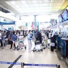 Des passagers à l'aéroport international de Noi Bai. Photo: VNA