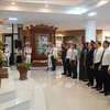 Les autorités de la province de Thua Thiên-Huê offrent des fleurs au Musée Hô Chi Minh de Thua Thiên-Huê. Photo: VNA