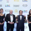 Graham Cooke (deuxième à gauche), fondateur des World Travel Awards, remet un prix au vice-président de Vietjet, Do Xuan Quang (deuxième à droite). Photo : Vietjet