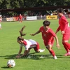 Le match entre l'équipe féminine de football du Vietnam (maillot rouge) et le club FK Pardubice. Photo: VNA