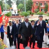 Le président du Mozambique, Filipe Jacinto Nyusi, visite l'Académie nationale de politique Hô Chi Minh à Hanoï. Photo: VNA