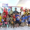 Remise de cadeaux à des enfants d'origine vietnamienne au Cambodge. Photo: VNA