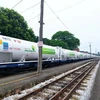 Un train transportant les 16 réservoirs ISO contenant du GNL du Sud vers le Nord. Photo : PV Gas 