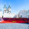 Les femmes vietnamiennes portent l'ao dai à Prague, en République tchèque. Photo: VNA