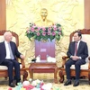 Le président de la Commission économique du Comité central du Parti, Tran Luu Quang (droite), et le professeur Klaus Schwab, le 7 octobre à Hanoï . Photo: VNA