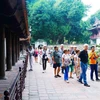 Des visiteurs étrangers visitent le Temple de la Littérature (Van Mieu) à Hanoï. Photo: hanoimoi.vn