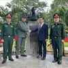 Le général Rafael Zerpa Zambrano, directeur de l'IAESEN, (2e à partir de la gauche), et l'ambassadeur du Vietnam au Venezuela, Vu Trung My. Photo: VNA