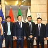 L'ambassadeur du Vietnam en Italie, Duong Hai Hung (3e à partir de la gauche), et le vice-président de la région Émilie-Romagne, Alessio Mammi (3e à partir de la droite), et des délégués à la conférence. Photo: VNA