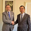 L'ambassadeur du Vietnam en Australie, Pham Hung Tam, et son homologue équatorien, Arturo Cabrera-Hidalgo. Photo: VNA