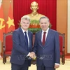 Le secrétaire général du Parti communiste du Vietnam, Tô Lâm (droite), et le secrétaire national du Parti communiste français, Fabien Roussel. Photo: VNA