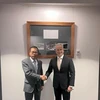 L'ambassadeur du Vietnam en Australie, Pham Hung Tam (gauche), et le vice-ministre australien de la Défense, Hugh Jeffrey. Photo: VNA