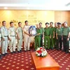 La province cambodgienne de Tboung Kh'Mum remet un cadeau au département de la sécurité publique de la province de Tay Ninh. Photo: VNA