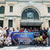 Des touristes étrangers visitent la Poste centrale, une destination touristique célèbre de Hô Chi Minh-Ville. Photo: VNA