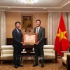 L'ambassadeur du Vietnam au Japon, Pham Quang Hieu, remet le satisfecit du Premier ministre à Yoichiro Aoyagi, membre de la Chambre des représentants japonaise. Photo: VNA