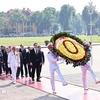 Le président de l'Assemblée nationale d'Arménie, Alen Simonyan, accompagné d'une délégation, rendent hommage au Président Ho Chi Minh en son mausolée à Hanoï. Photo : VNA