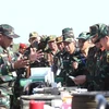 Les délégués visitent la zone d'exposition des équipements destinés aux opérations de sauvetage de l'Armée populaire lao. Photo: VNA 