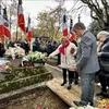 Des amis rendent hommage à Madeleine Riffaud. Photo: VNA