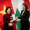 La secrétaire d'État aux relations bilatérales, Illés Boglárka, remet l'Ordre du Mérite hongrois à l’ambassadrice du Vietnam en Hongrie, Nguyen Thi Bich Thao (droite). Photo: VNA