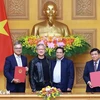 Le Premier ministre Pham Minh Chinh (2e à partir de la droite) et le président et directeur général de NVIDIA, Jensen Huang (2e à partir de la gauche), lors de la cérémonie de signature d'un accord de coopération entre le gouvernement vietnamien et le géant américain des puces électroniques sur la création d'un centre de recherche et développement en IA et d'un centre de données IA au Vietnam. Photo : VNA