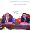 Le professeur docteur Nguyen Xuan Thang (droite) et l'ambassadeur Andrew Goledzinowski président conjointement la réunion du comité de pilotage du projet du Centre Vietnam-Australie. Photo: VNA