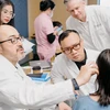 Pacientes pobres vietnamitas reciben tratamiento médico de expertos extranjeros 