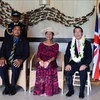 El embajador vietnamita en Zelanda, Nguyen Van Trung (derecho), tomó una fotografía de recuerdo con Tom Marsters, representante del rey Carlos III de Reino Unido en las Islas Cook. (Fuente:VNA)