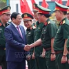 El primer ministro Pham Minh Chinh y las autoridades de la Corporación de Construcción Truong Son. (Fuente:VNA)