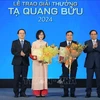 Entregan Premio Ta Quang Buu 2024 a dos científicos. (Fuente:VNA)