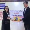 Las autoridades del Comité Popular de Tay Ninh entregan de manera simbólica 10 toneladas de arroz al pueblo cubano. (Fuente:VNA)