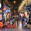 Calle de Ta Hien, uno de los lugares capitalinos de vida nocturna, que atrae a muchos turistas. (Fuente:VNA)