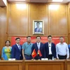 Nguyen Trong Nghia, jefe de la Comisión de Información y Educación del Comité Central del Partido Comunista de Vietnam, y participantes en la reunión. (Fuente:VNA)