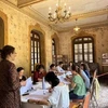 Especialistas franceses participan en un curso de capacitación a funcionarios vietnamitas. (Fuente: VNA)