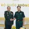 El coronel general Nguyen Tan Cuong, jefe del Estado Mayor General del Ejército Popular de Vietnam (EPV) y viceministro de Defensa, recibe al general Mao Sophan, subcomandante en jefe de las Fuerzas Armadas Reales y comandante del Ejército Real de Camboya. (Fuente: VNA)
