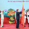 El presidente To Lam coloca la Orden de Mérito de Segunda Clase en la bandera tradicional del Departamento de Técnica Profesional del Ministerio de Seguridad Pública. (Fuente:VNA)