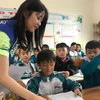 Estudiantes sudcoreanos enseñan idioma sudcoreano a alumnos de la escuela primaria Da Thanh. (Fuente:Internet)