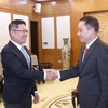 Le Hoai Trung, secretario del Comité Central del Partido Comunista de Vietnam y jefe de su Comisión de Relaciones Exteriores, recibe a Valaxay Lengsavad subjefe de la Comisión de Relaciones Exteriores del Comité Central del Partido Popular Revolucionario de Laos. (Fuente:VNA)