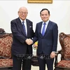 El viceprimer ministro vietnamita Tran Luu Quang recibe a Takebe Tsutomu, asesor especial de la Alianza Parlamentaria de Amistad Japón-Vietnam. (Fuente:VNA)