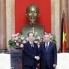 El presidente vietnamita, To Lam, y el primer ministro de Corea del Sur, Han Duck Soo. (Fuente:VNA)