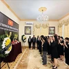 La Embajada de Vietnam en Hungría organizó una ceremonia de homenaje al líder partidista y abrió el libro funerario. (Fuente:VNA)
