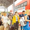 Visitantes internacionales toman trenes de alta velocidad desde la ciudad de Rach Gia hasta la urbe de Phu Quoc, Kien Giang. (Foto: Sggp.org.vn)