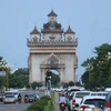 Automóviles circulan en la calle en Laos. (Foto: Laosian Times)