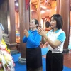 Representantes ofrecieron inciensos en el Templo dedicado al presidente Ho Chi Minh y heroicos mártires en la provincia de Quang Binh. (Fuente:VNA)