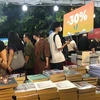 La Feria del Libro de Hanói atrae la atención de muchos lectores. (Fuente:nhandan.vn)