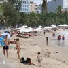 Turistas rusos en la playa de Hon Chong, provincia vietnamita de Khanh Hoa. (Fuente:VNA)