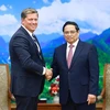 El primer ministro vietnamita, Pham Minh Chinh, recibe a Tim Hughes, vicepresidente a cargo de relaciones gubernamentales y negocios globles de SpaceX. (Fuente: VNA)